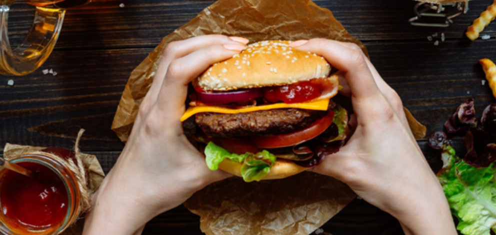 jakie produkty powodują zaparcia – ciężkostrawny hamburger